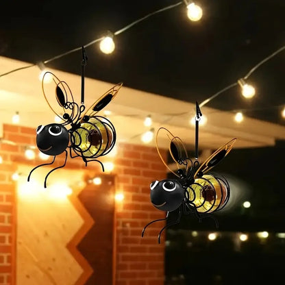 💥 KAUF 2, ERHALTE 1 GRATIS + KOSTENLOSER VERSAND! 🥳Solar-Hängeleuchte mit Biene für den Außenbereich – Charmantes Garten-Deko – Perfektes Geschenk für Pflanzenliebhaber, Mütter oder alle, die gerne lächeln