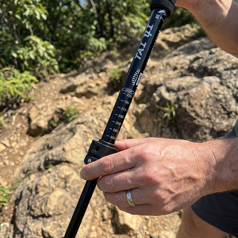 ⛰️ 50 % RABATT FÜR KURZE ZEIT! ✨ Verstellbarer Gehstock aus Aluminiumlegierung – Robust, stoßdämpfend, leicht 🌲