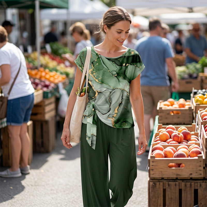 🌿 50 % RABATT SOLANGE DER VORRAT REICHT! 👖 Damen 2-Teiler Sommer-Set – Marmorprint Top mit Seitenknoten + dunkelgrüne Weitbeinhose, luftig für Urlaub & Alltag